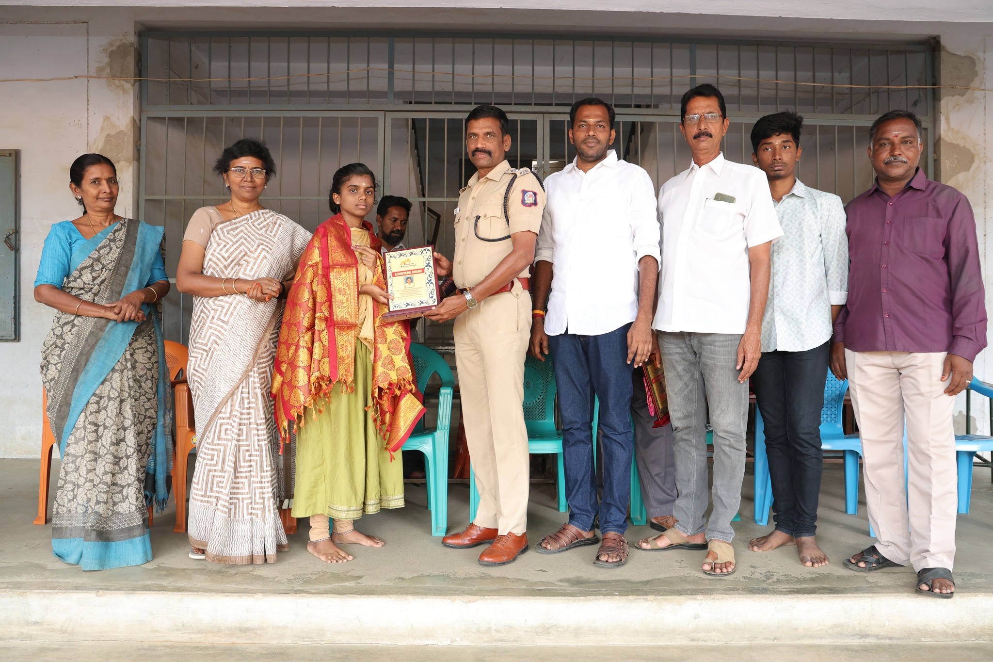 பன்னிரெண்டாம் வகுப்பு பொதுத்தேர்வில் முதல் மூன்று இடங்கள் பிடித்த திருச்செங்கோடு  மாணவர்களை கௌரவிக்கும் விதமாக அவர்களுக்கு விருது  வழங்கப்பட்டது