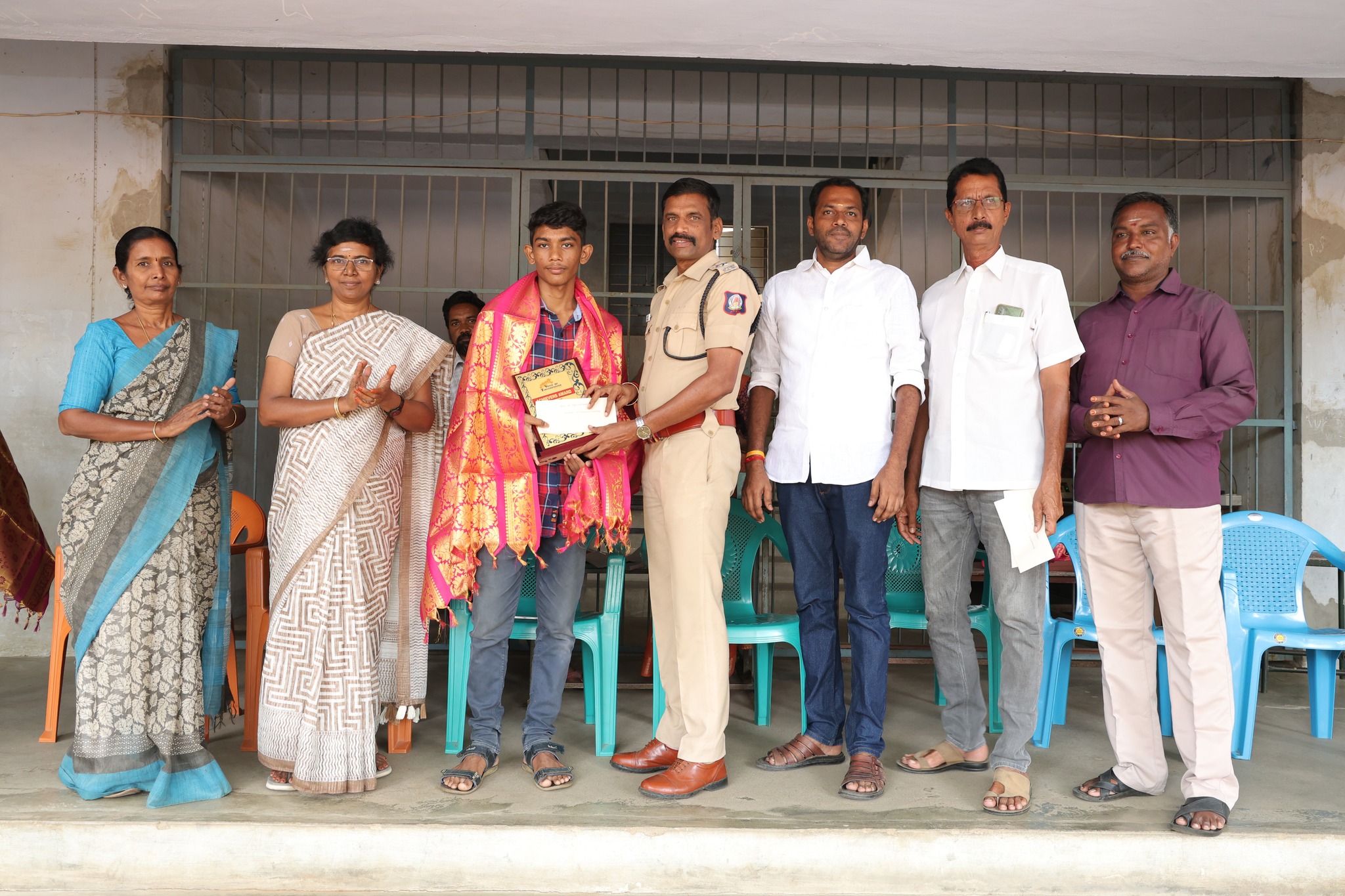 பன்னிரெண்டாம் வகுப்பு பொதுத்தேர்வில் முதல் மூன்று இடங்கள் பிடித்த திருச்செங்கோடு  மாணவர்களை கௌரவிக்கும் விதமாக அவர்களுக்கு விருது  வழங்கப்பட்டது