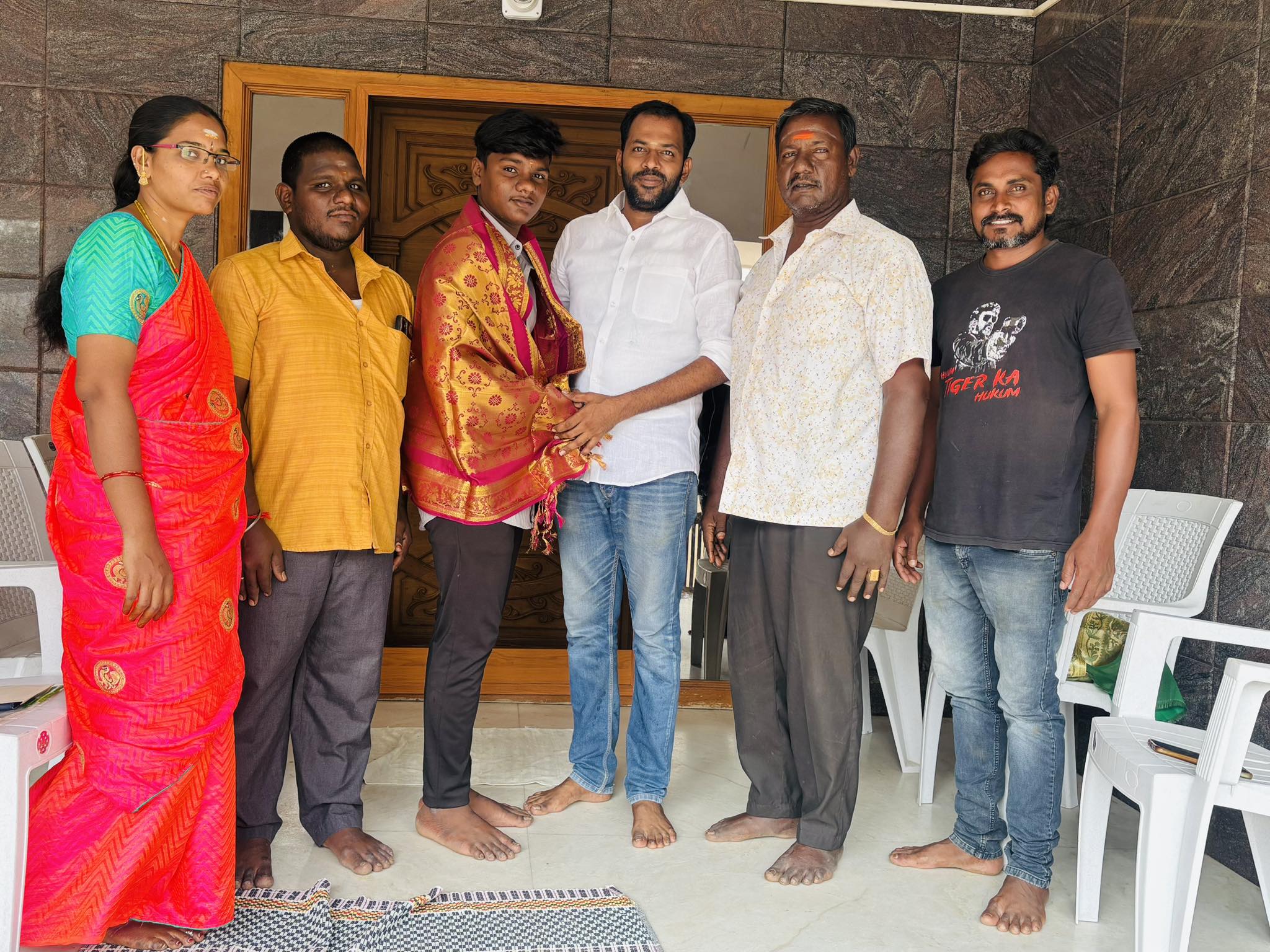 பன்னிரெண்டாம் வகுப்பு பொதுத்தேர்வில் முதல் மூன்று இடங்கள் பிடித்த திருச்செங்கோடு  மாணவர்களை கௌரவிக்கும் விதமாக அவர்களுக்கு விருது  வழங்கப்பட்டது