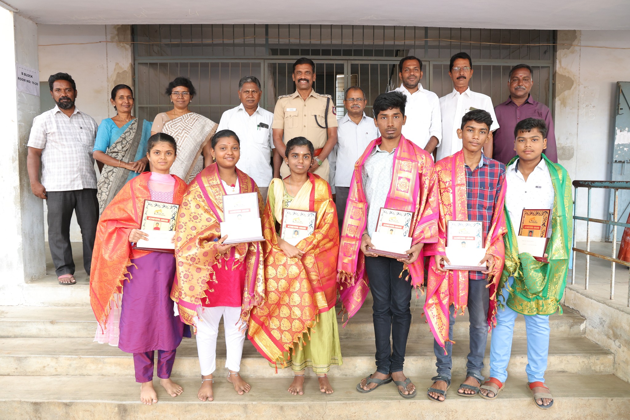 பன்னிரெண்டாம் வகுப்பு பொதுத்தேர்வில் முதல் மூன்று இடங்கள் பிடித்த திருச்செங்கோடு  மாணவர்களை கௌரவிக்கும் விதமாக அவர்களுக்கு விருது  வழங்கப்பட்டது