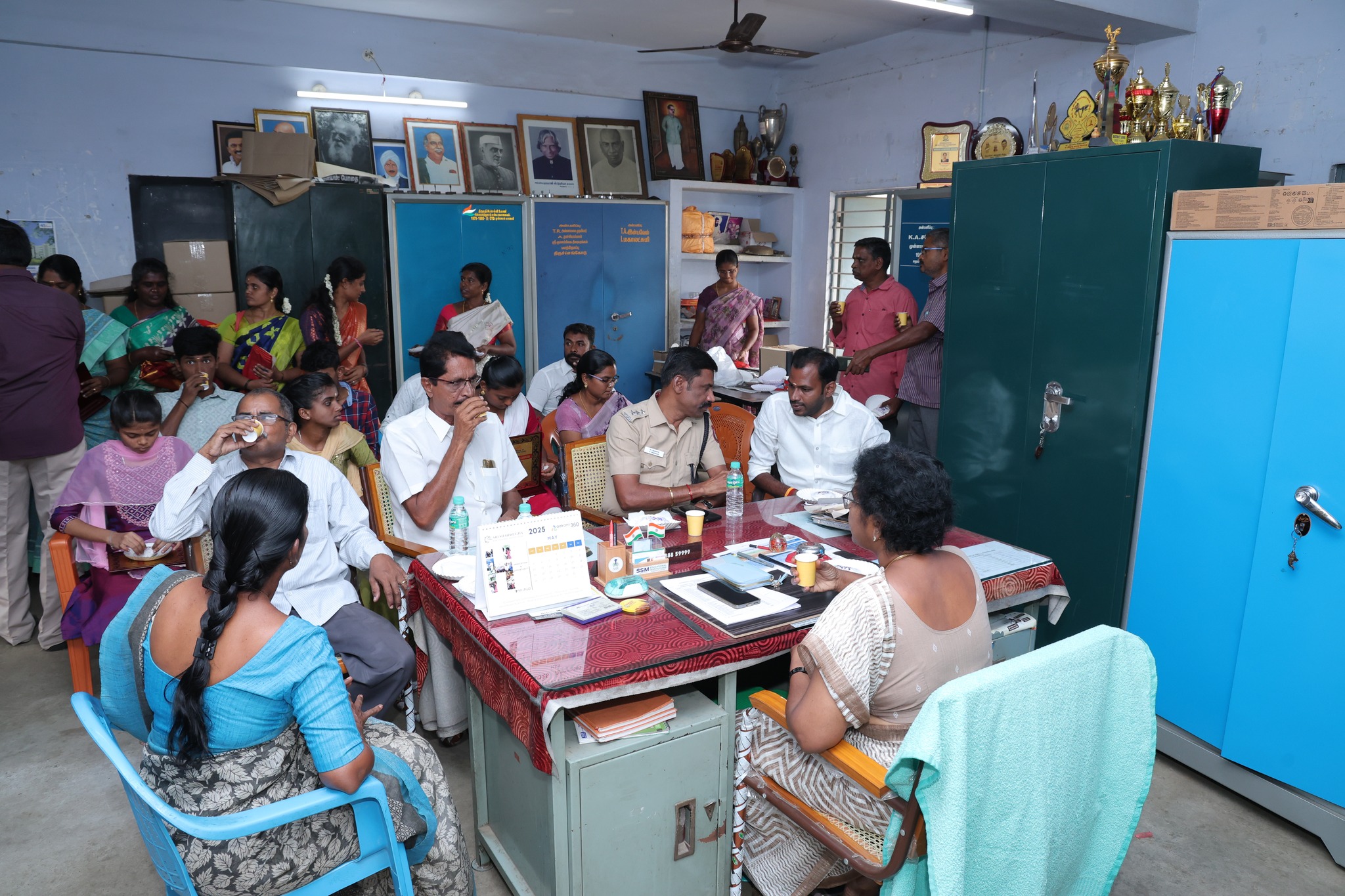 பன்னிரெண்டாம் வகுப்பு பொதுத்தேர்வில் முதல் மூன்று இடங்கள் பிடித்த திருச்செங்கோடு  மாணவர்களை கௌரவிக்கும் விதமாக அவர்களுக்கு விருது  வழங்கப்பட்டது